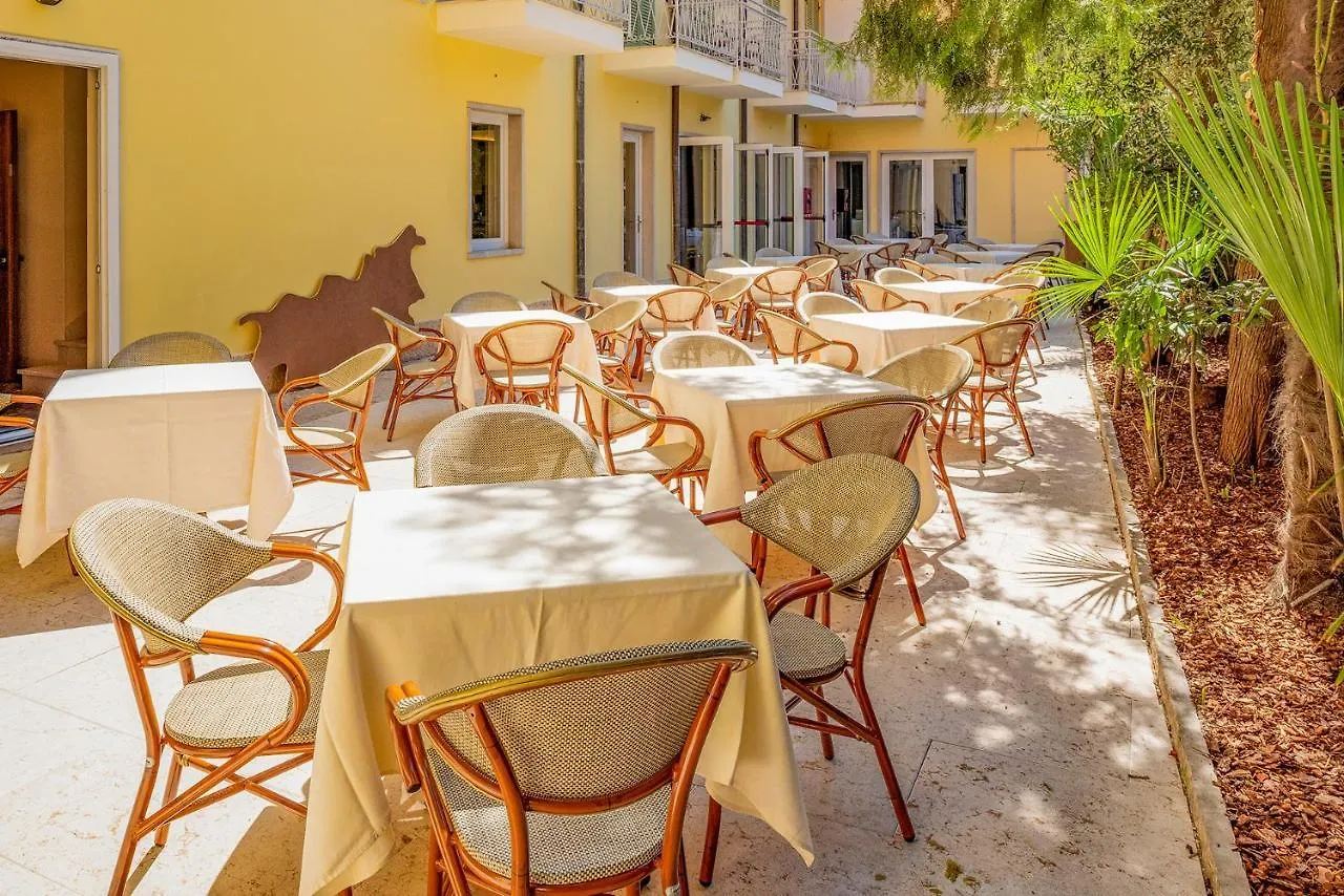 Hotel Centrale Garda  4*, Garda (Verona) Italy