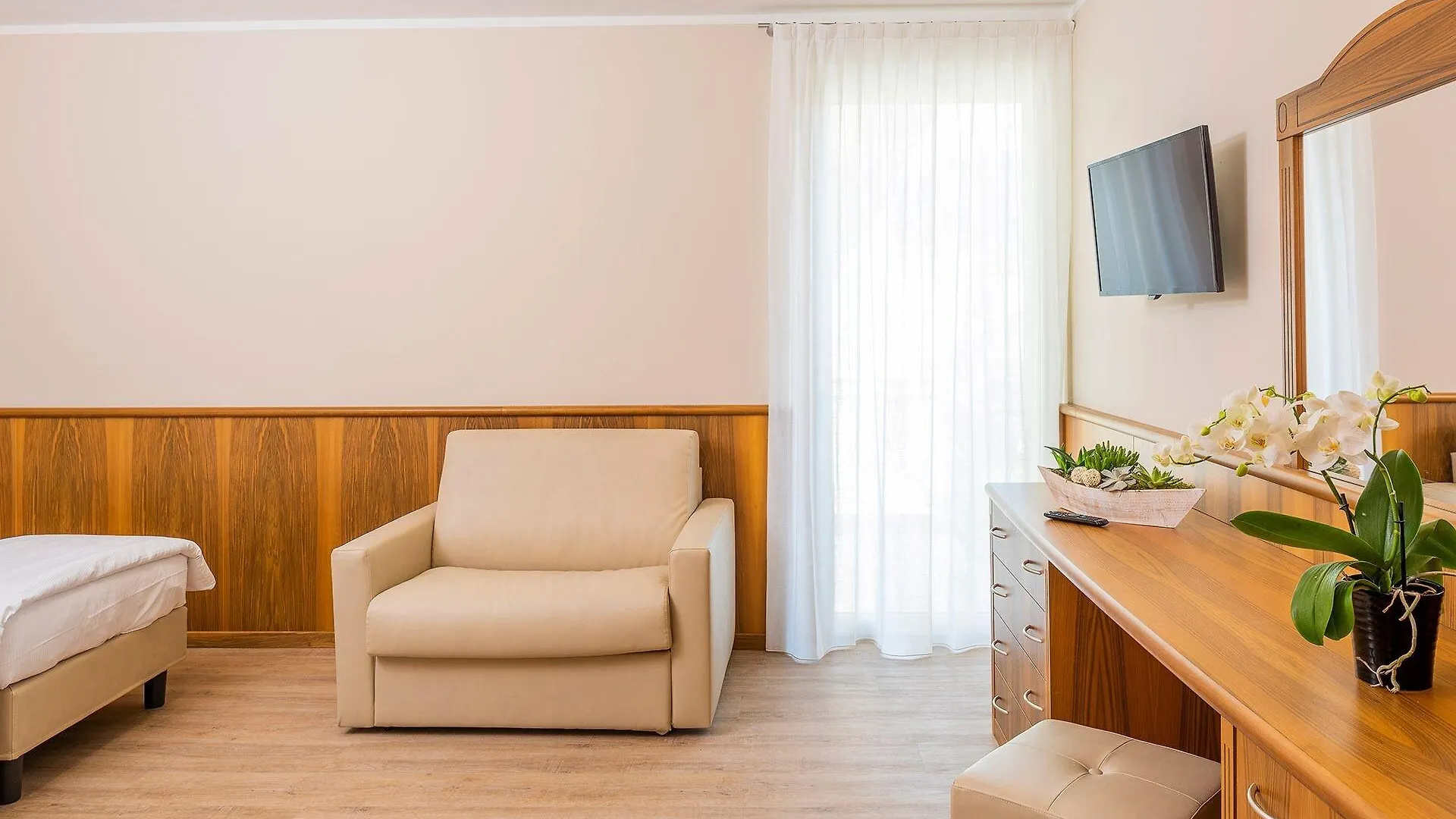 Hotel Centrale Garda  4*, Garda (Verona) Italy
