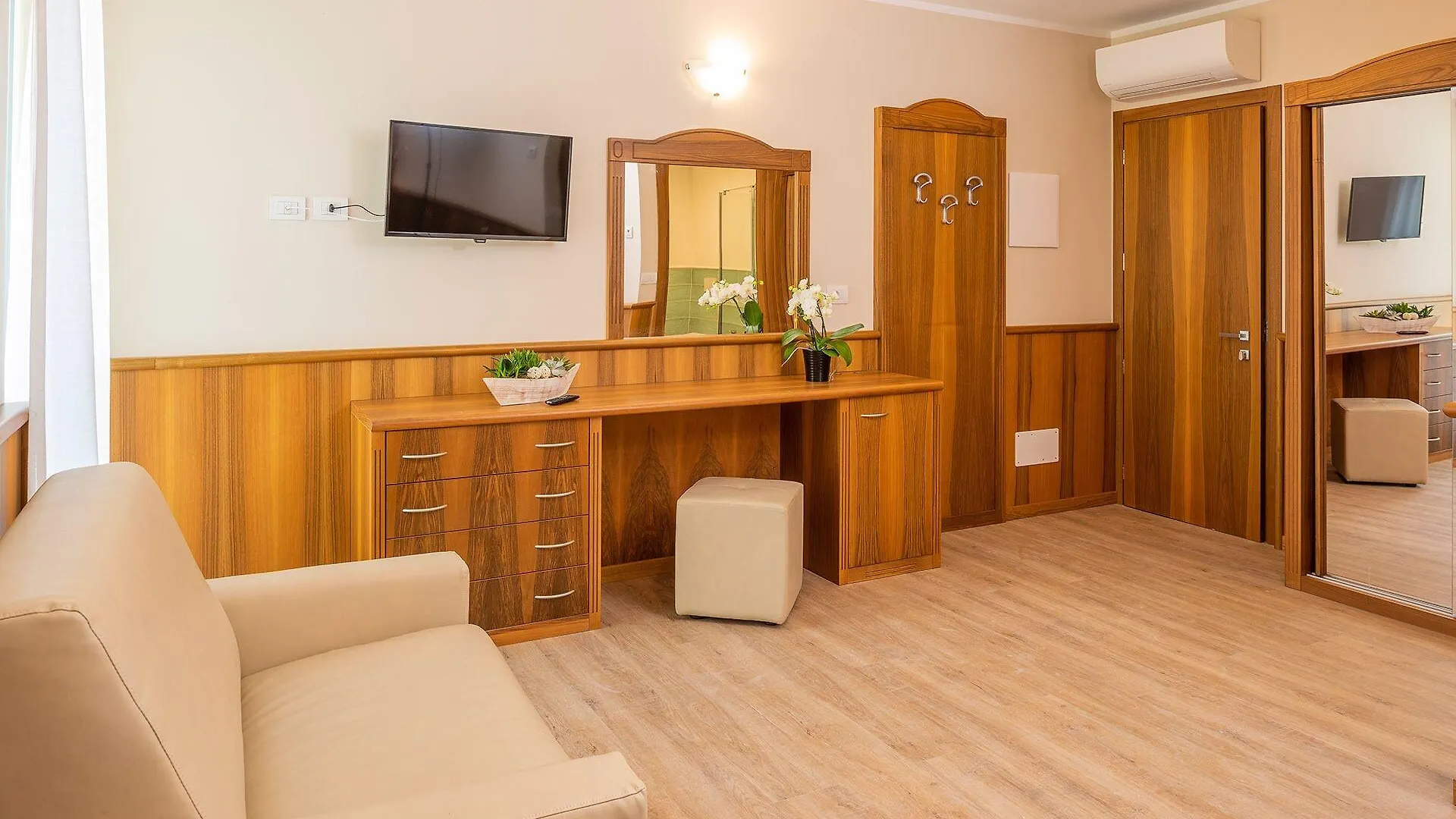 Hotel Centrale Garda  4*, Garda (Verona) Italy