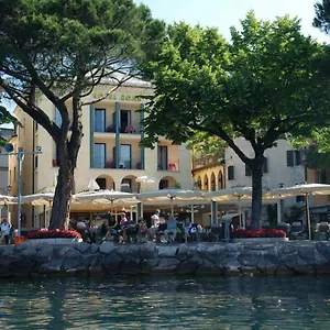 Hotel Roma, Garde