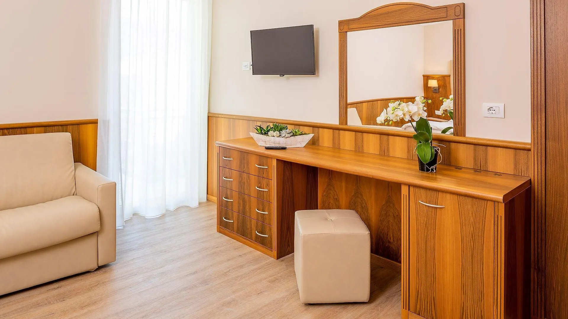 Hotel Centrale Garda  4*, Garda (Verona)