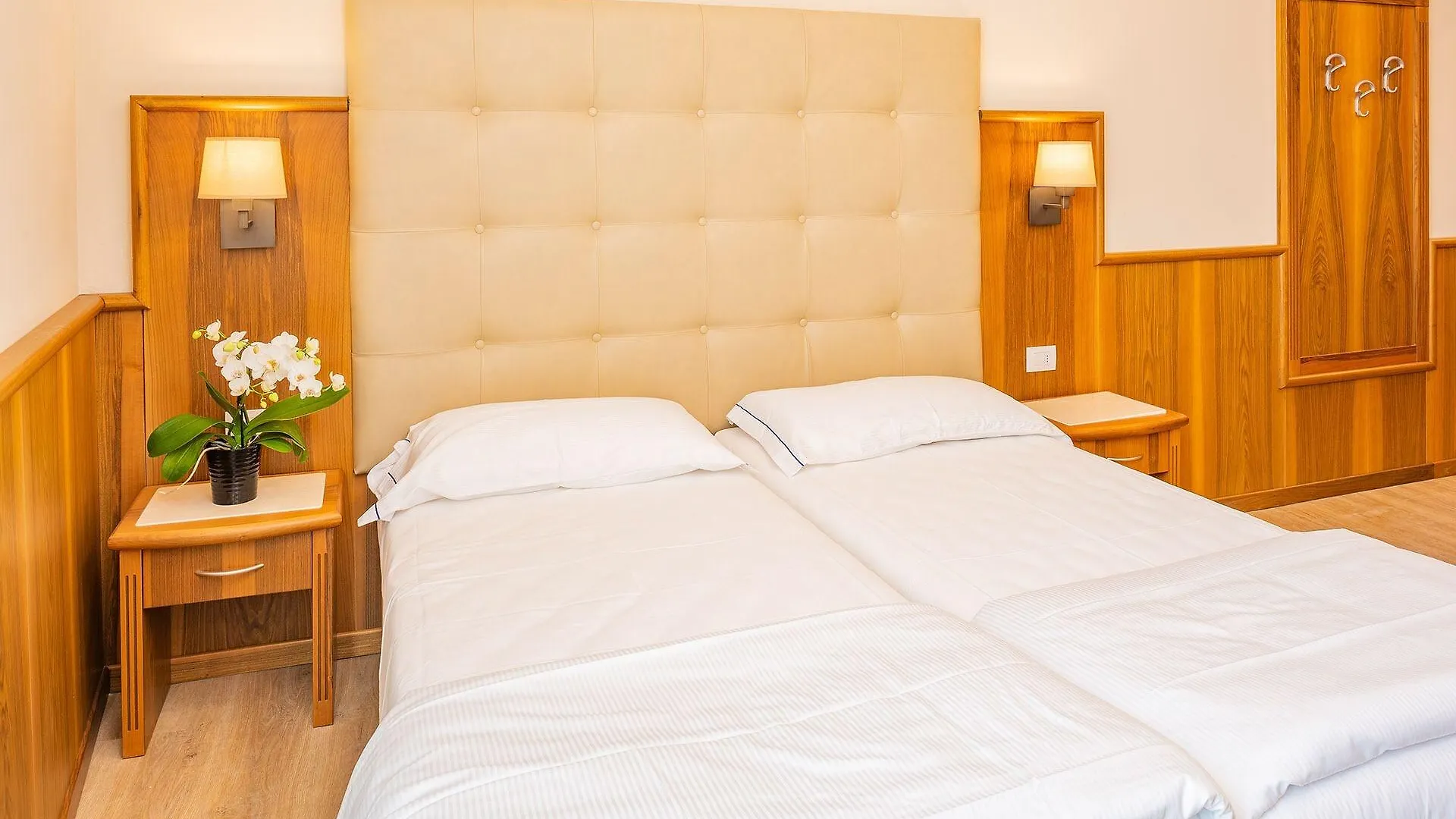 Hotel Centrale Garda  4*, Garda (Verona)