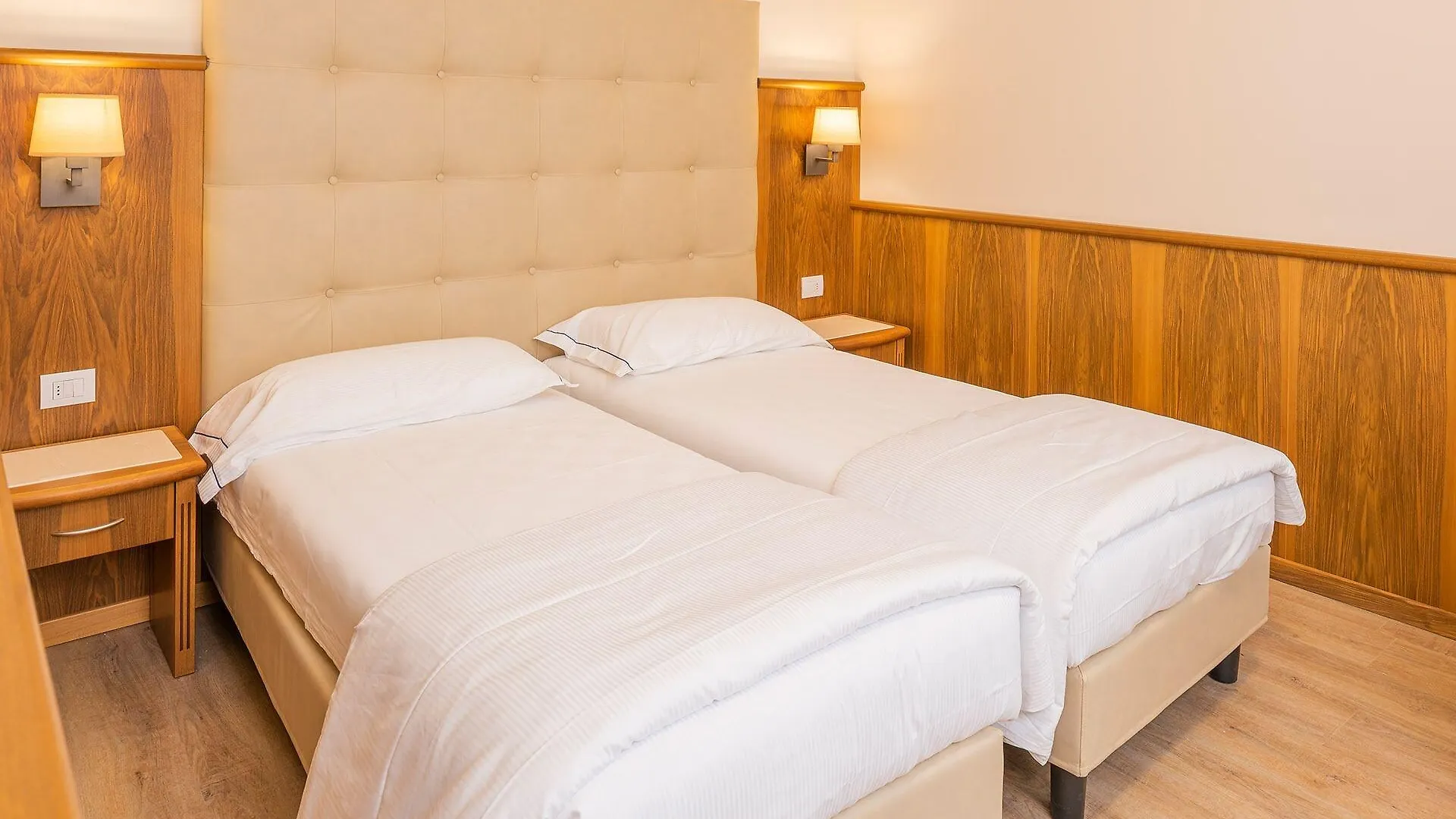 Hotel Centrale Garda   Garda (Verona)