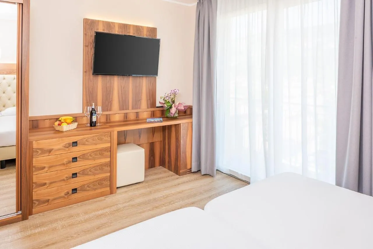 Hotel Centrale Garda  4*, Garda (Verona)